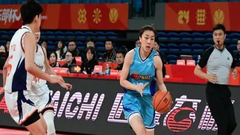 姜嘉怡冰壶赛场魅力四射，颜值身材出众，泳装照成热议焦点