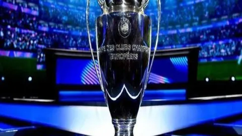 “欧冠皇马点球事件引轩然大波：VAR存疑之下，疑现人为操纵迹象。”